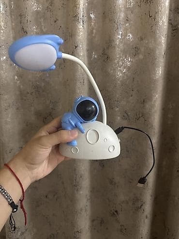 Astronavt dizaynlı LED masa/gecə lampası - Dizayn: Ay səthi — 1