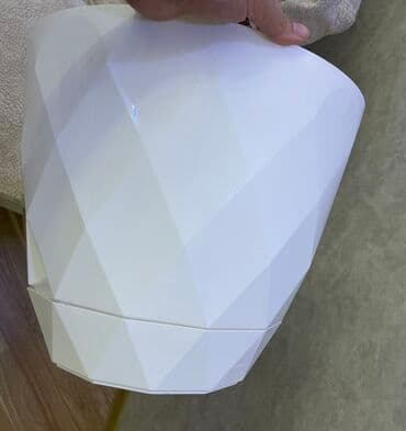 dibcey: Bitkiləriniz üçün ağ rəngli, həndəsi naxışlı dibçək. Bu dibçək müasir — 2