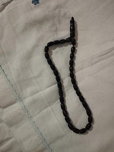 Eynəklər: Məhsul: Təsbeh dəsti (4 ədəd) Təsvir: - Ağ təsbeh: Oval-silindrik — 6