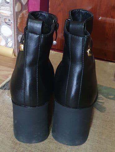 Qadın üçün qara dəri qısa çəkmələr - Material: yumşaq qara dəri, iç