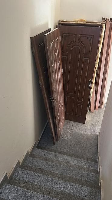 Qapi 4 ədəddi, 1 qapıda bağlama hissəsi zədəlidi, digər 3 qapı