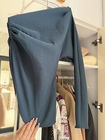 - Məhsul: Asimmetrik birqollu bluz - Rəng: Tünd mavi (şəkildə) - — 1