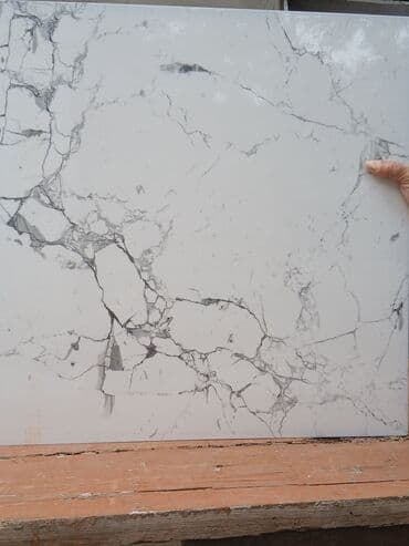 hindistan kafel metlax: Ağ mərmər effektli keramika plitə - Rəng: ağ fon, incə boz damarlarla — 1