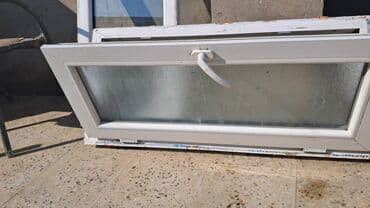 şəffaf plastik list: Ağ rəngli PVC pəncərə çərçivəsi. Şəffaf şüşəli və ağ rəngli qulpu var — 3