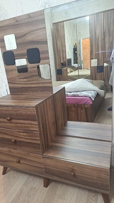 Divanlar: Yataq otağı dəsti – qoz rəngli, güzgülü Tərkib: - İkiqat çarpayı — 3