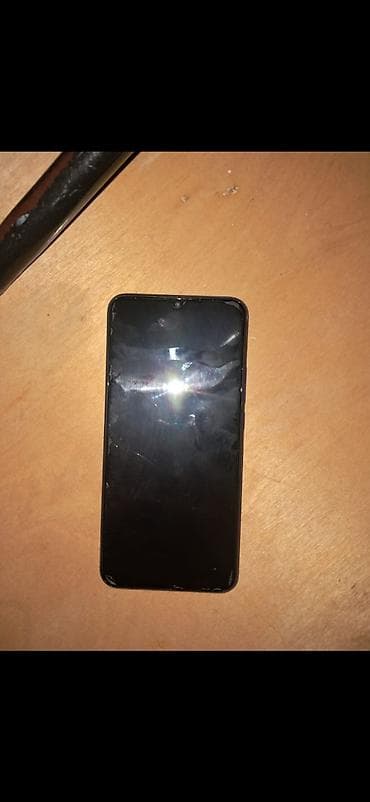 Tata: Xiaomi Redmi smartfon - Model: Redmi (şəkillərdəki dizayna əsasən 8 — 2