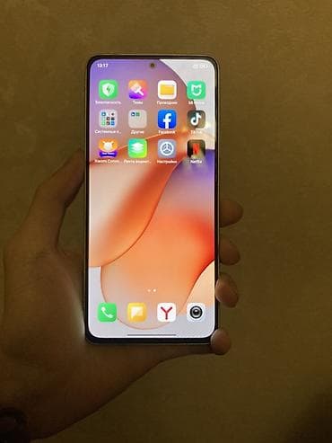 telefon tutan: Redmi Note 13, 256 GB — 1