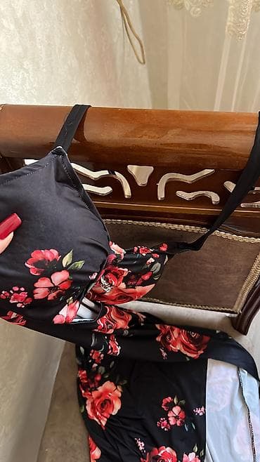 apple kemer: Qara fonlu, qızılgül naxışlı qadın mayo-plyaj geyimi. Üst hissəsi — 2