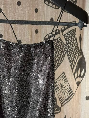 Qara payetli qısa don - Parıltılı qara payetlərlə tam örtülü, işıqda