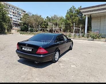 w220 stop: Mercedes‑Benz S‑Class (W220), qara rəng, sedan gövdə. Əsas — 3