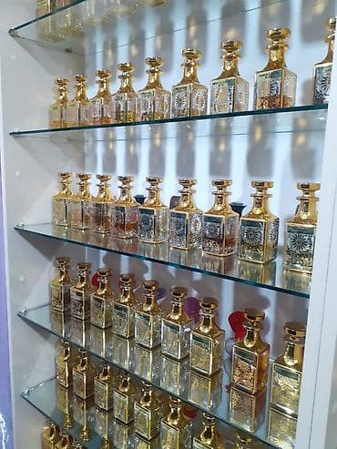 Ətriyyat: Şərq üslubunda, bəzəkli şüşə qablarda konsentrat ətirlər və ətir — 1