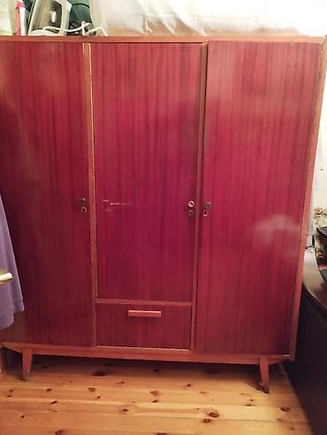 Üç qapılı taxta şkaf - Material: massiv ağac/kontrplak, laklı tünd