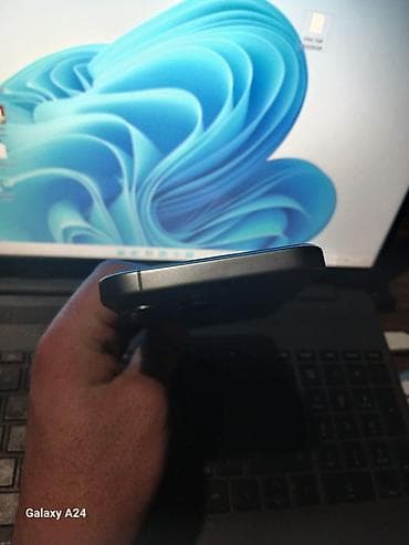 airpods max: IPhone 15 Pro Max, Gümüşü, Face ID — 3