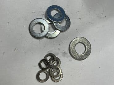 Müxtəlif ölçülü və tipli metal şaybalar dəsti. Dəstə düz şaybalar və