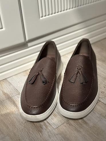Kişi mokasinləri – qəhvəyi rəng, toqqa və püskül detallı