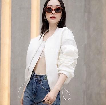 godekce: Ağ rəngli qısa bomber gödəkçə - Minimalist dizayn: yaxası və ön — 2