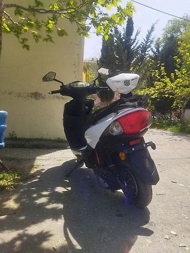 scooba skuter: Şəhər içi rahat və qənaətcil səyahətlər üçün ağ rəngli Elektrik moped — 7