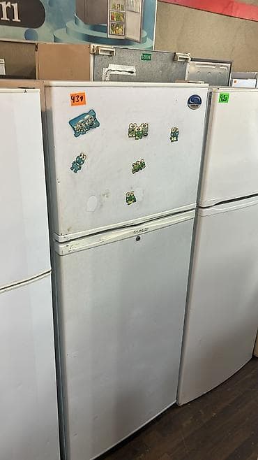 İki kameralı məişət soyuducusu - Üst hissədə dondurucu, aşağıda