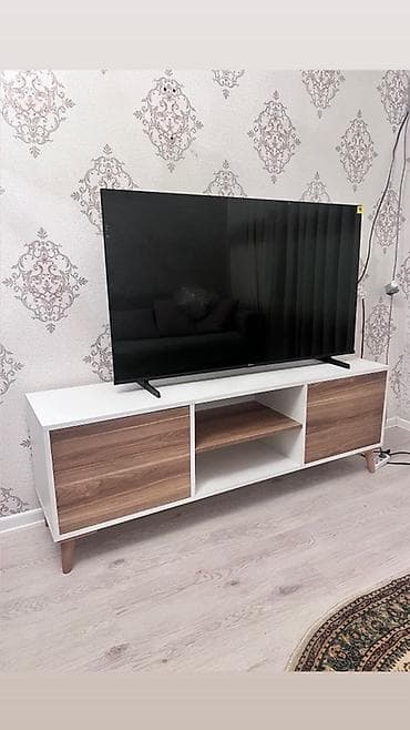 Düz TV altlığı, Polkalı, Laminat