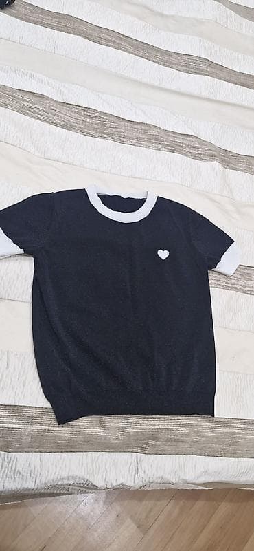 ev geyimleri sekilleri: Qadın geyimləri dəsti – 4 ədəd 1) Ağ köynək və boz trikotaj kardiqan — 3