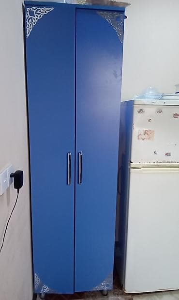 kuxna skaf: Mavi iki qapılı şkaf - Rəng: dərin mavi, künclərdə dekorativ naxış — 2