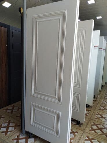 taxta qapilar: Ağ rəngdə, klassik üslubda daxili qapı. Qapı üzərində düzbucaqlı — 1
