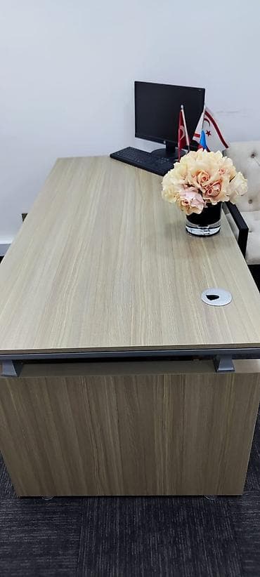 Ofis masaları: Müdir üçün, Künc masa — 3