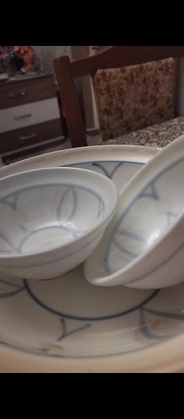 sevimli it sekilleri: Porcelain qab dəsti – klassik ağ fonda zərif açıq-mavi naxışlarla — 3