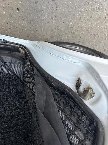 aftamabilər: VAZ 2107 sedan – klassik ağ rəngdə, 4 qapılı kuzov. Texniki — 9