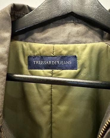 baş geyimi: Trussardi Jeans qadın gödəkçəsi - Model: TRS Evolution xətti, Made in — 2