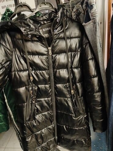 женские зимние спортивные куртки: Qara rəngli qadın şişmə parka/kurtka - Parlaq, suya davamlı üst — 1