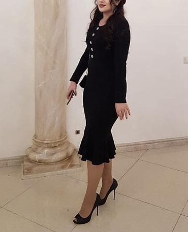 Qara rəngli zərif qadın paltarı - Model: Dizə qədər, bədənə oturan