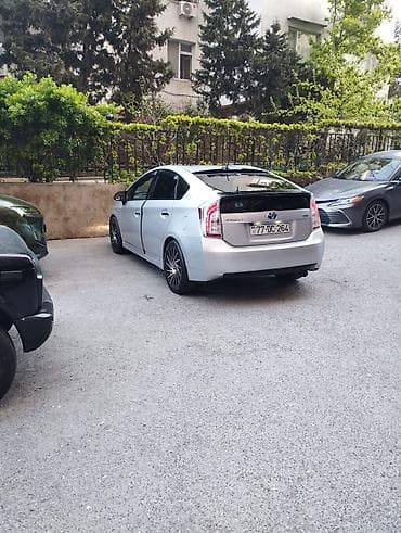 tesla model x: Toyota Prius (3-cü nəsil) hibrid hetçbek - Kuzov: gümüşü rəng, 5 — 2