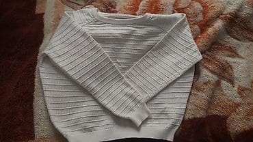 Ağ rəngli, zolaqlı teksturaya malik trikotaj sviter. - Klassik