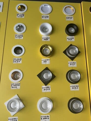 lamp: Müxtəlif rəng və formalarda tavan işıqları təklif olunur. Bu — 1