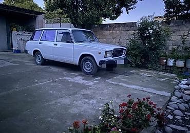 trakdor t 28: VAZ 2104, ağ rəngli, universal kuzov. Xüsusiyyətlər: - 5 qapılı — 4