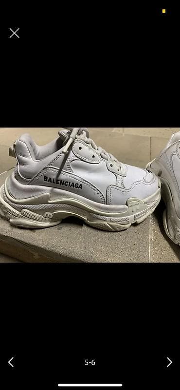 batinka modelleri: Balenciaga Triple S ağ rəngdə krossovkalar. - Model: Balenciaga — 3