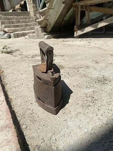 Kömürlü qədim ütü - Material: tökmə dəmir korpus, taxta tutacaq -