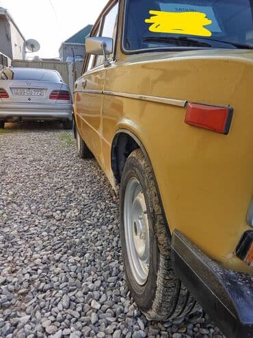 maşınlar avtomobil: VAZ 2106 sedan - Kuzov: klassik 4 qapılı sedan, sarı rəng. - Mühərrik — 2