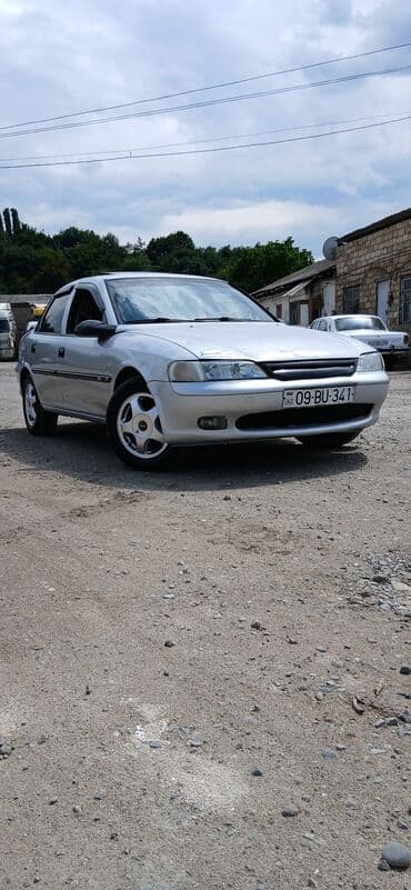 i̇şlənmiş təkərlər 16: Opel Vectra B modeli, gümüşü rəngdə sedan kuzov tipinə malikdir — 1
