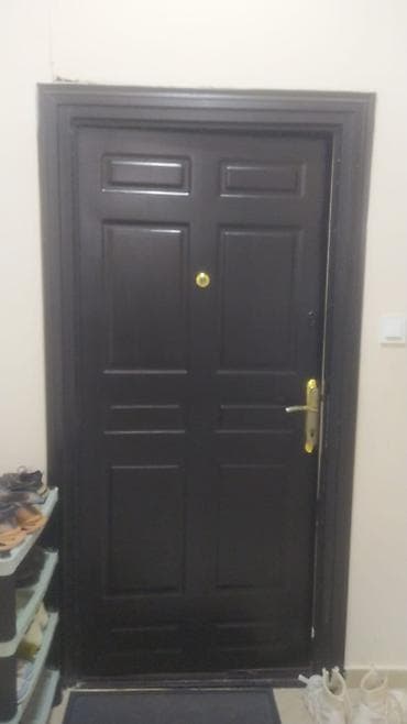 Məhəccərlər: Dəmir giriş qapısı – tünd qəhvəyi/çəhrayı-qaraya çalan rəngdə, klassik — 1