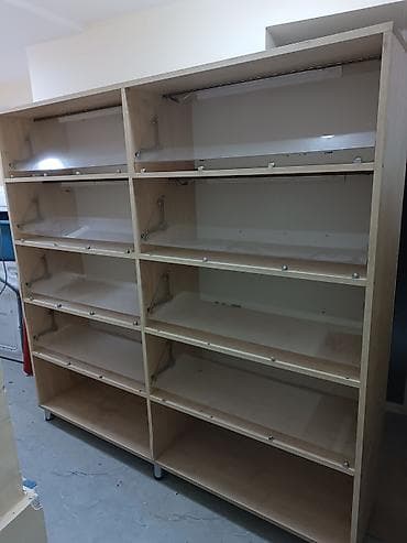 Полочные витрины: Mağaza vitrin rəfi – çoxgözlü, şüşə önlü - Material: ağac/laminat — 1