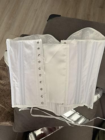 flo memar ecemi: Ağ rəngli satən bustye/korset - Material: parlaq satən toxuma, hamar — 2