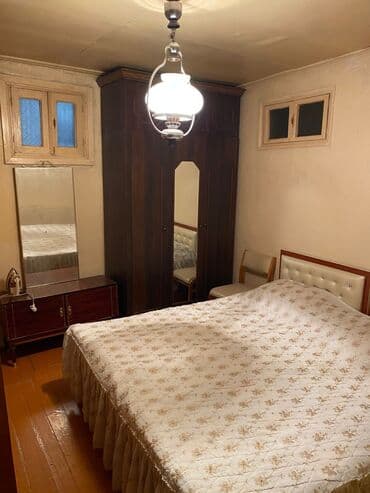 Çəngəllər: İnşaatçılar metrosuna yaxın, ümumi həyətdə yerləşən 2 səliqəli, hər — 1