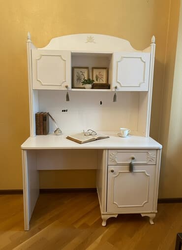 Tələbə/iş masası Masa: - Klassik dizaynlı, ağ rəngdə yazı/kompüter