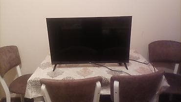 mini televizor: TCL LED televizor - Təxminən 32–40 düymlük ekran (ölçü vizual olaraq — 6