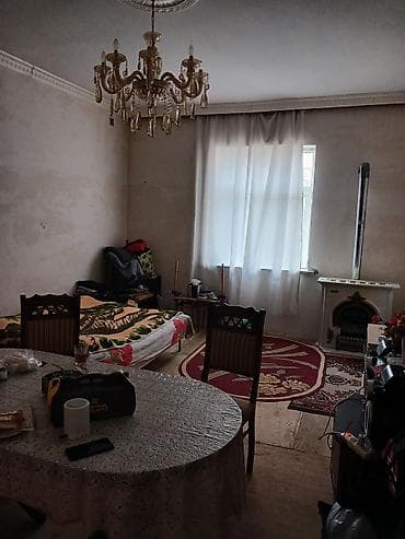 28 may menzil: Təsvir: - Həyətdə yerləşən kiçik daş tikili (tövlə/ambar/ustaxana — 10