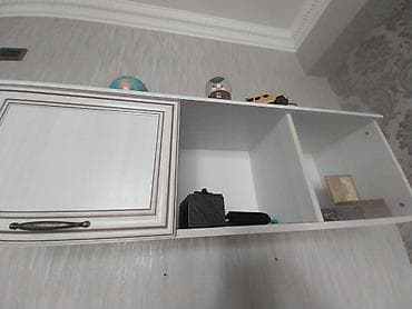 Divar asılqan şkaf – ağ rəngdə, klassik panelli qapı dizaynı və metal