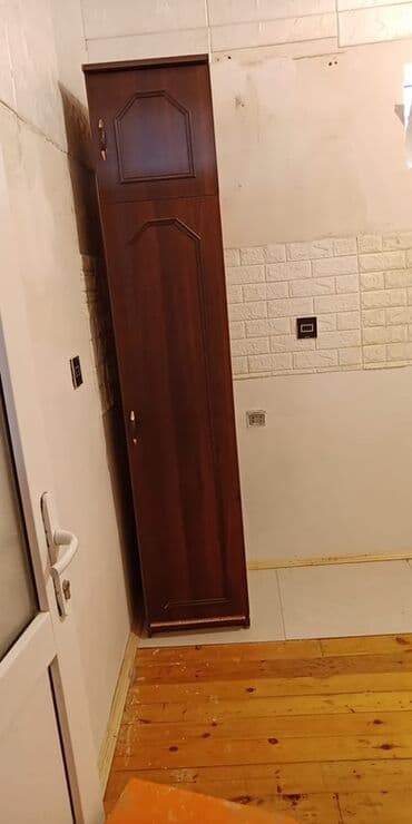 koroğlu: Taxta döşəməli və ağ divarları olan geniş otaq. Otaqda iki nəfərlik — 3