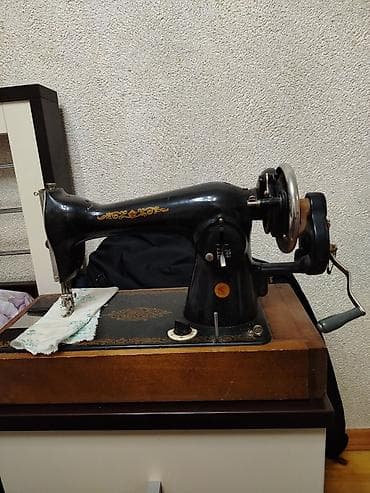 antik pullar: Mexanik tikiş maşını – köhnə tip, əl dəstəyi ilə işləyən model — 1